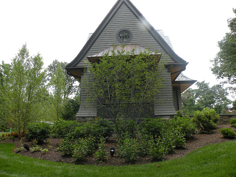 landscaping on side of mansion